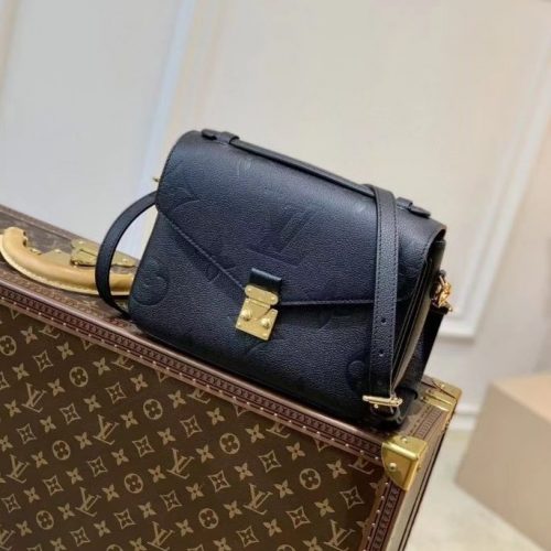 Fashionable leather bag for women