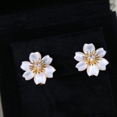 van stud earrings