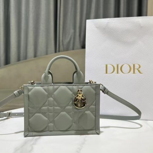 Book tote handbag