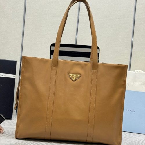 Oil wax tote bag